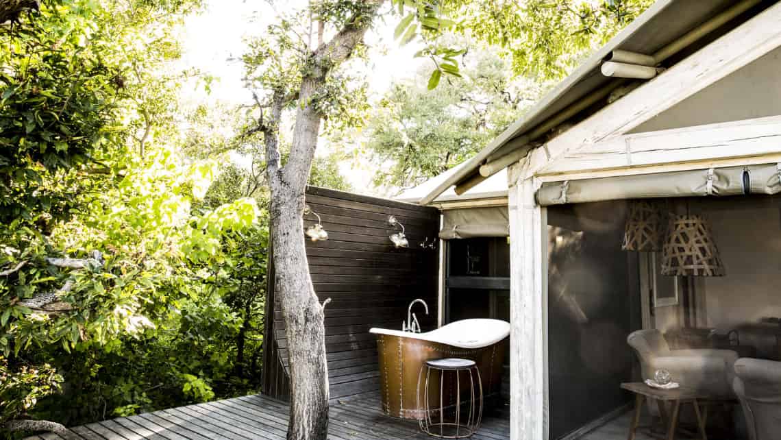 Offenes Baezimmer mit freistehender Badewanne Abu Camp im Okavango Delta