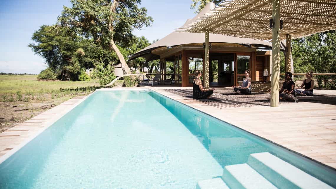Pool mit Blick auf Chiefs Island Mombo Camp Moremi Game Reserve