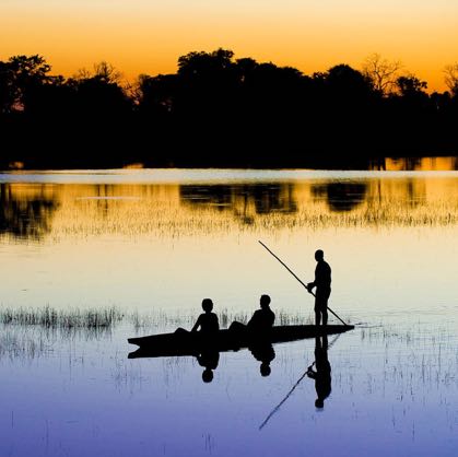 Mokoro bei Sonnenuntergang in der Lagune Nähe Xigera Camp im Okavangodelta in Botswana