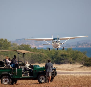 Kleinflugzeug e über der Namib Wüste in Namibia
