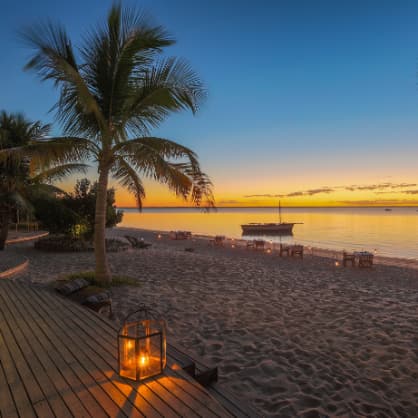 der Strand der Azura Benguerra Lodge Mozambik bei Sonnenuntergang